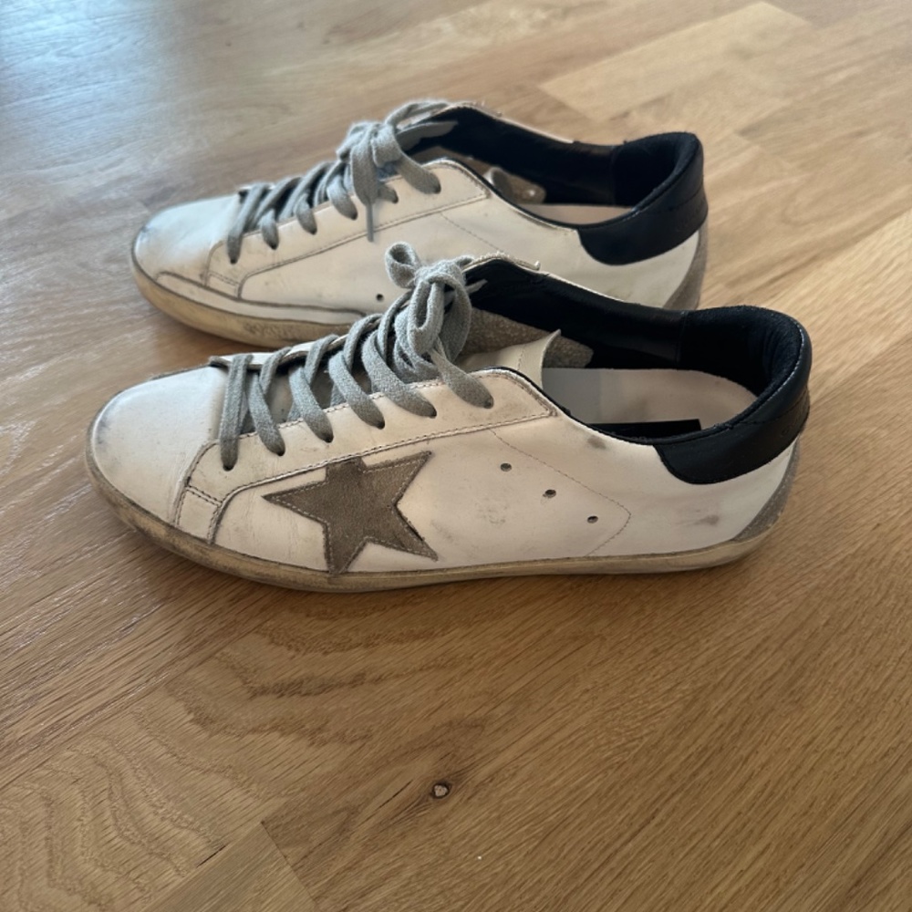 Golden Goose White Leather Sneakers with Grey Star and Black Heel - Picture 6 of 12